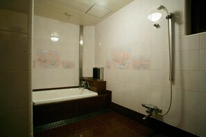 Combined shower/tub, jetted tub, free toiletries, hair dryer