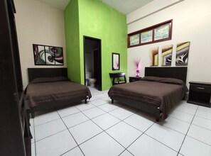 Bàn, bàn ủi/dụng cụ ủi quần áo, bộ trải giường 