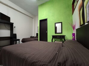 Bàn, bàn ủi/dụng cụ ủi quần áo, bộ trải giường 