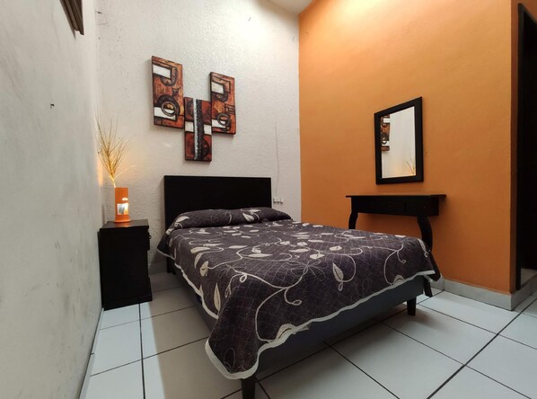 Bàn, bàn ủi/dụng cụ ủi quần áo, bộ trải giường 