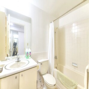 Estudio | Baño | Ducha y bañera combinadas, bañera profunda, secador de pelo y toallas