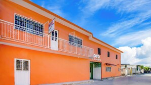 Un immeuble de deux étages sur lequel est apposée une enseigne indiquant qu’il s’agit d’un hôtel.