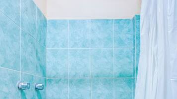Camera Standard, 2 letti queen | Bagno | Doccia, soffione a pioggia, asciugamani, sapone