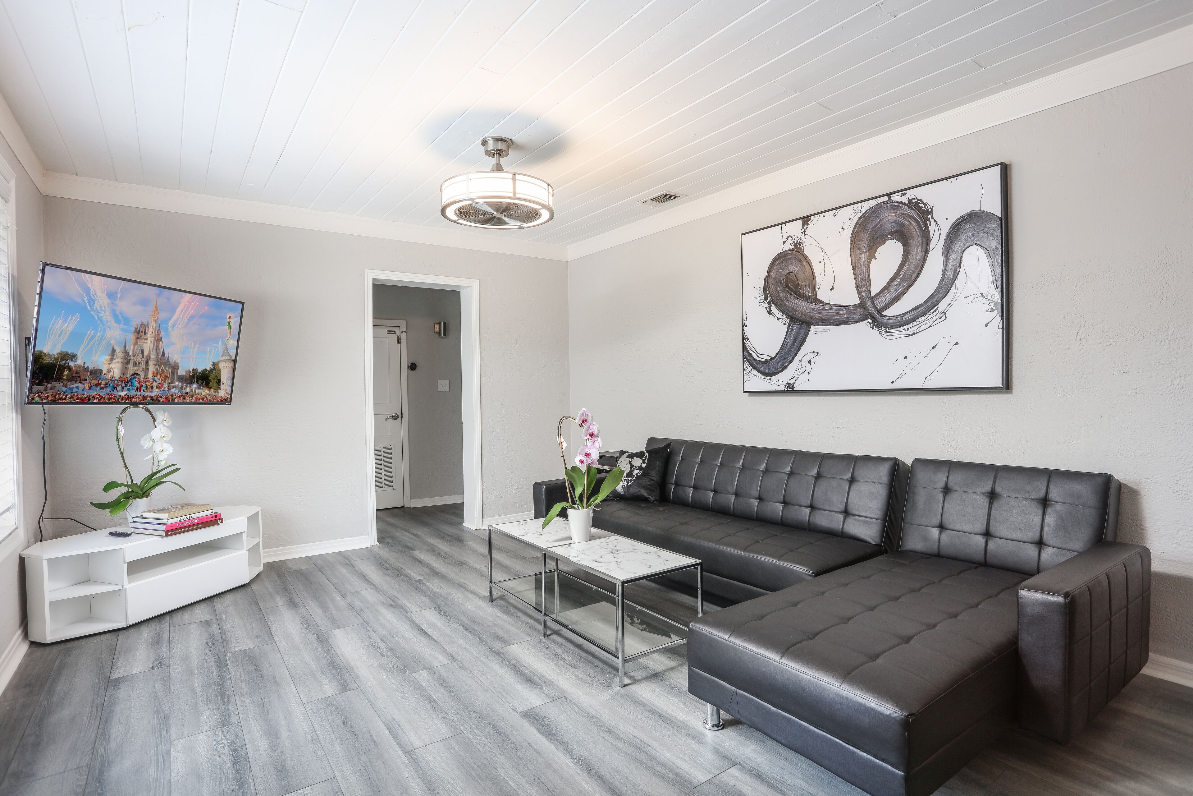 ✪ King Bed ✪ Pool ✔ Parking ✔ Wifi ✔ Location!