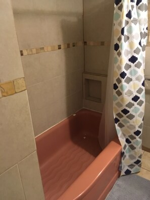 Ducha y bañera combinadas, secador de pelo, toallas y jabón