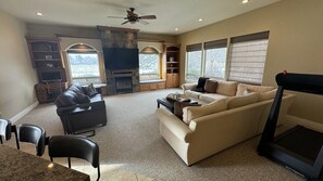 Smart TV, fireplace, table tennis, stereo