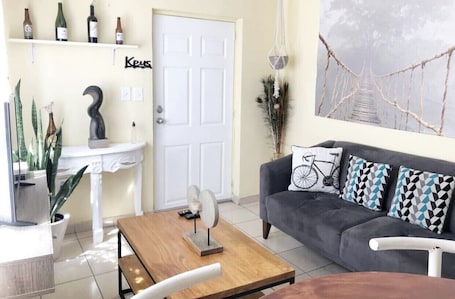 Smart TV. Apartment Near Main Plaza w/ DISNEY+, NETFLIX & MORE!!