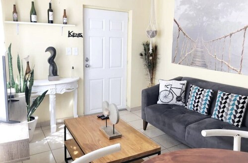 Apartment Near Main Plaza w/ DISNEY+, NETFLIX & MORE!! 