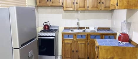 Kühlschrank, Ofen, Herdplatte, Wasserkocher mit Kaffee-/Teezubehör