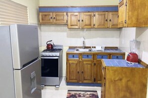 冷蔵庫、オーブン、コンロ、コーヒー / ティーメーカー