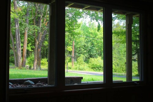 Beautiful, private vacation space. Cabin feel right outside the city!