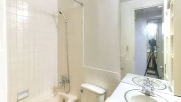Studio | Bathroom | Combined shower/tub, deep soaking tub, hair dryer, towels