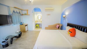A bedroom with a bed, a TV, a desk, and a chair. - Kenting Wonderful Hotel (Hengchun)
