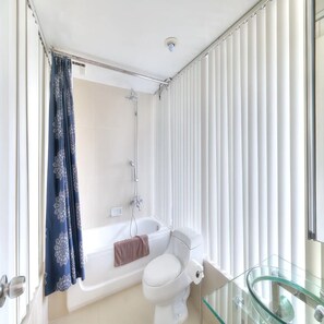 客房, 2 间卧室 (For 6 Guests) | 浴室 | 淋浴/盆浴组合、吹风机、毛巾