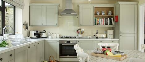 Kühlschrank, Mikrowelle, Ofen, Geschirrspüler