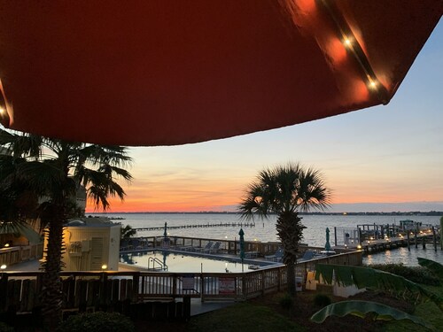 Slice of Paradise! Includes kayaks/paddleboard/pool/tennis/2 balconies/dock