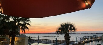 楽園のスライス！ カヤック/パドルボード/プール/テニス/ 2バルコニー/ボートスリップが含まれています