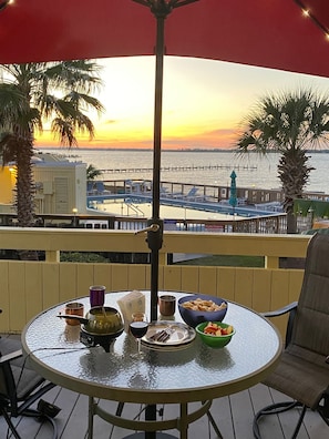 Outdoor dining - Slice of Paradise! Includes kayaks/paddleboard/pool/tennis/2 balconies/dock (Navarre)