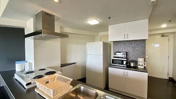 Habitación, 2 habitaciones | Cocina privada | Refrigerador, microondas y utensilios de cocina
