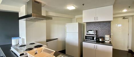 2 Bedroom | Private kitchen | Fridge, microwave, cookware/dishes/utensils