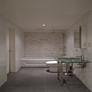 3 Bedroom | Bathroom | Combined shower/bathtub, deep-soaking bathtub, hair dryer, towels