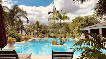 Piscine extérieure, parasols de plage, chaises longues