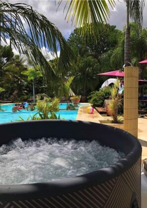 Outdoor spa tub