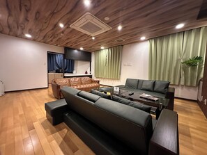 Room C | Área de sala de estar | Televisión 