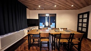 Room B | 객실 내 식사 공간
