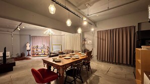 Room D | 객실 내 식사 공간