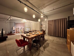 Room D | 客室内のダイニングエリア