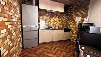 Room B | Cocina privada | Frigorífico, microondas, placa de cocina y hervidor eléctrico