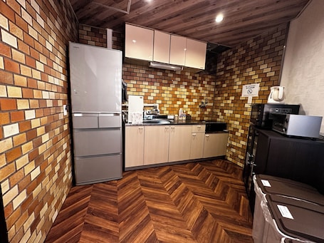 Refrigerador, microondas, placa de cocina, tetera/pava eléctrica