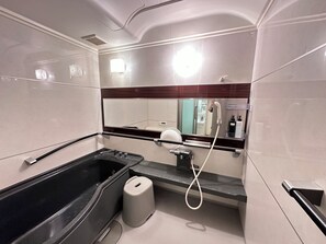 Room C | Baño | Regadera, amenidades de baño gratuitas, secadora de cabello, pantuflas 