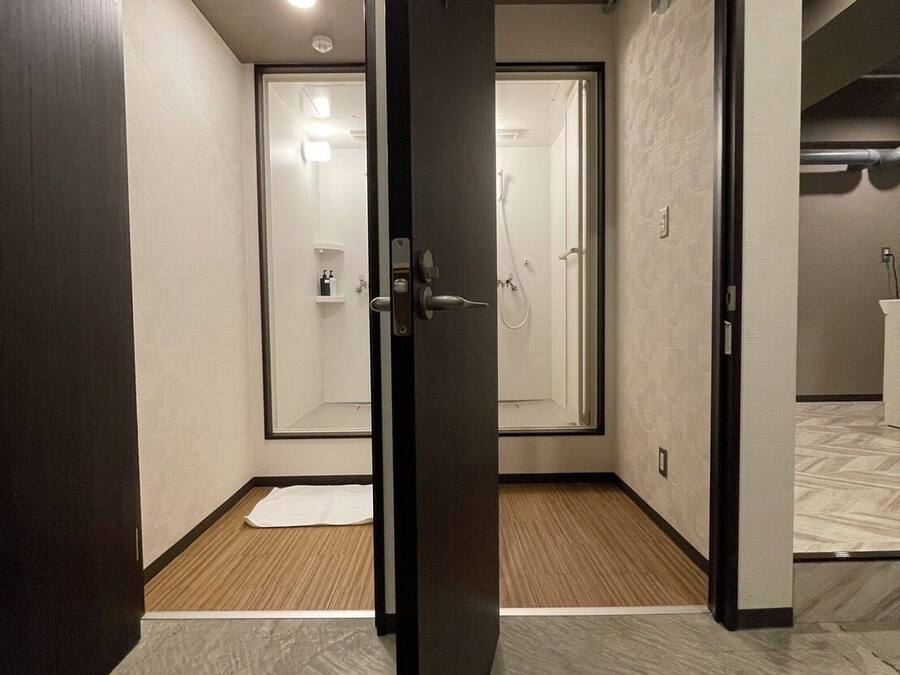 Room D | Banheiro | Chuveiro, produtos de toalete grátis, secador de cabelo, chinelos