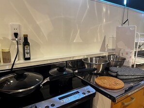 Room A | Private kitchen | Fridge, microwave, stovetop, electric kettle - Economy Hotel Upashi (Asahikawa)