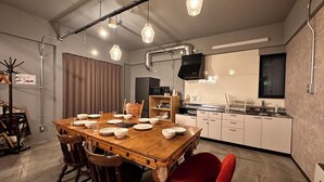 Room D | 객실 내 식사 공간