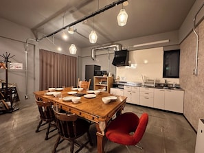 Room D | In-room dining