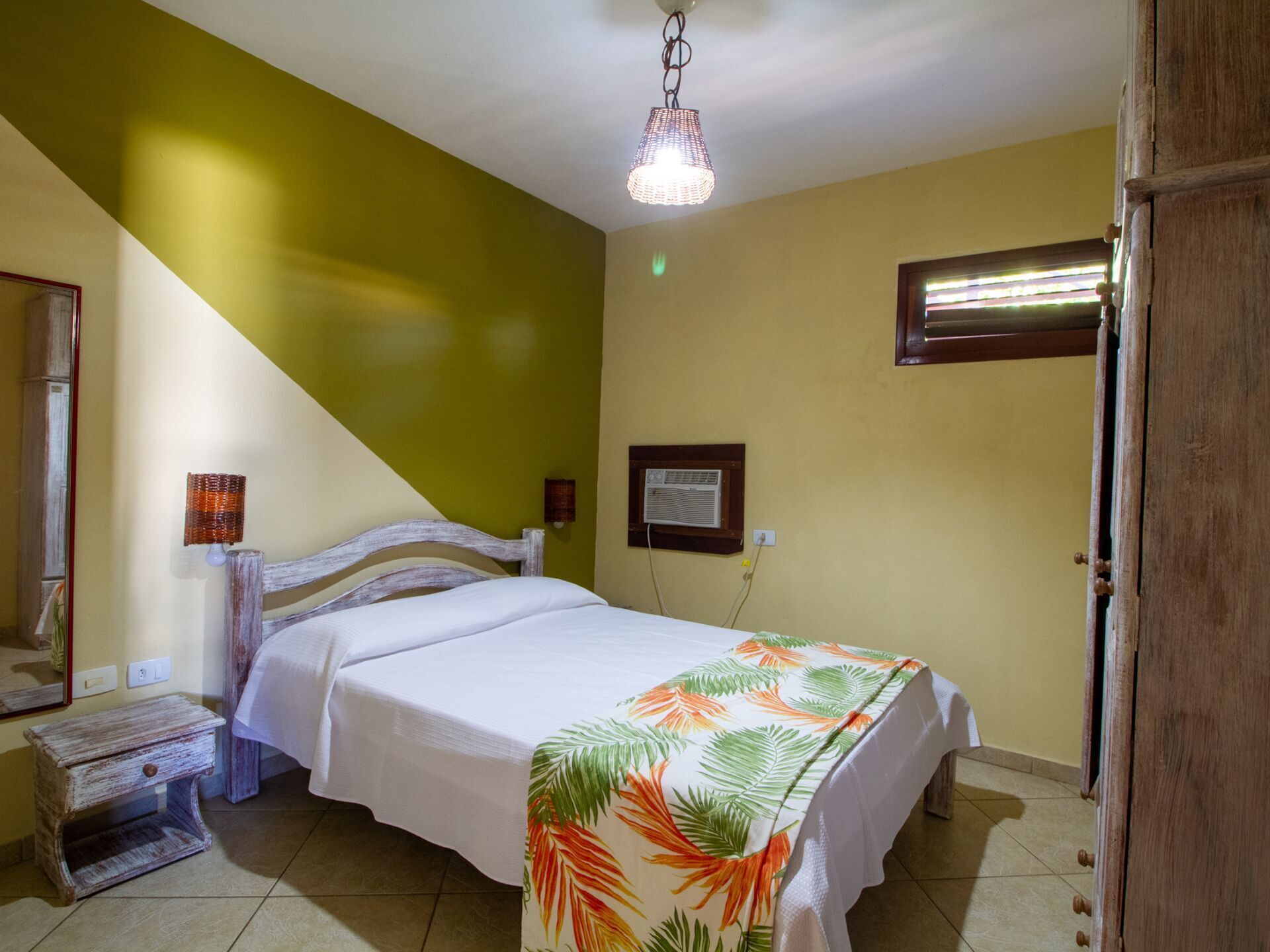 Minibar y ropa de cama 