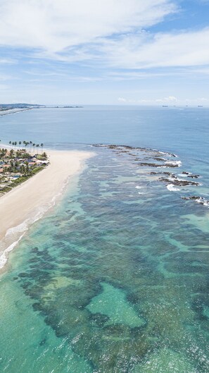 Ubicación a pie de playa y arena blanca