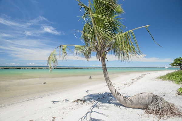 En la playa, arena blanca