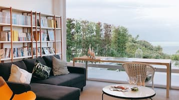 Romantic Room (101) | Premium bedding, pillowtop beds, individually decorated