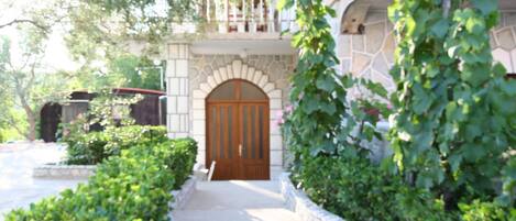 تفاصيل الفندق من الخارج