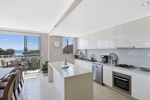 Frigorífico, microondas, horno y placa de cocina