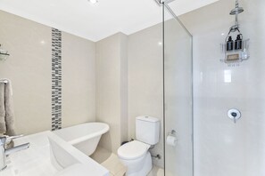 Baignoire, séchoir à cheveux, serviettes fournies, savon