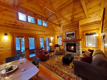 TV, fireplace. Mckenzie River Cabin #13 at the Log Cabin Inn, screened porch, .5mi Trailhead