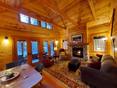 Mckenzie River Cabin #13 at the Log Cabin Inn, screened porch, .5mi Trailhead