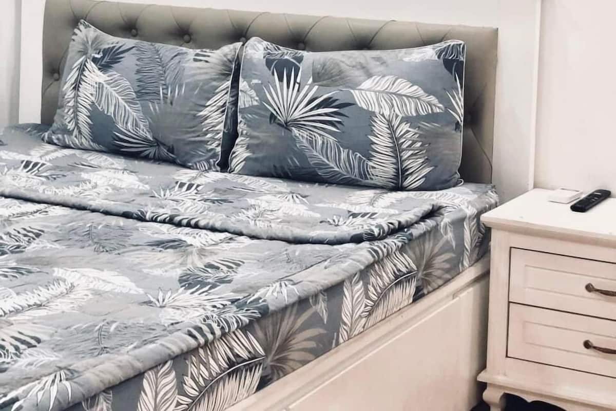 Escritorio, espacio para trabajar con laptop y cortinas blackout