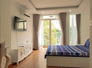 Deluxe tweepersoonskamer, balkon | Een bureau, een laptopwerkplek, verduisterende gordijnen