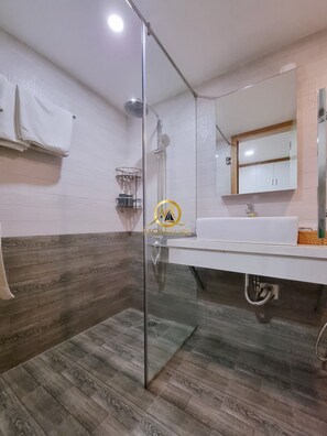 Deluxe Double Room | Bathroom | Shower, free toiletries, hair dryer, slippers